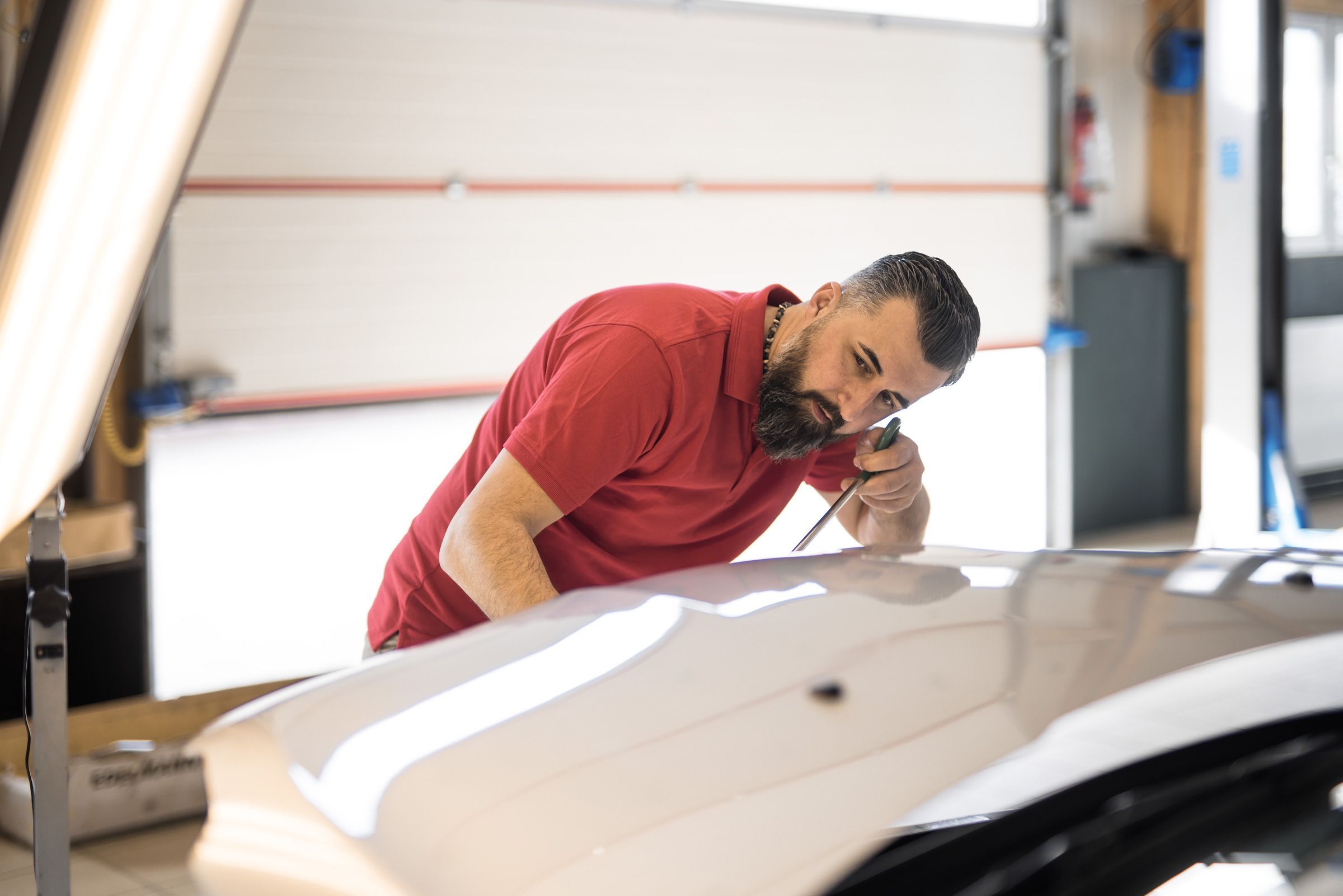 Carrosseriearbeiten an der Motorhaube